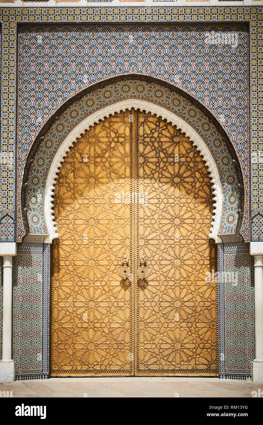 Il mosaico del Royal Palace Gate del Palazzo dei Re, un sito patrimonio mondiale dell'UNESCO. Dar El Makhzen, Place des Alaouites in Fez Djedid, Marocco, Africa Foto Stock