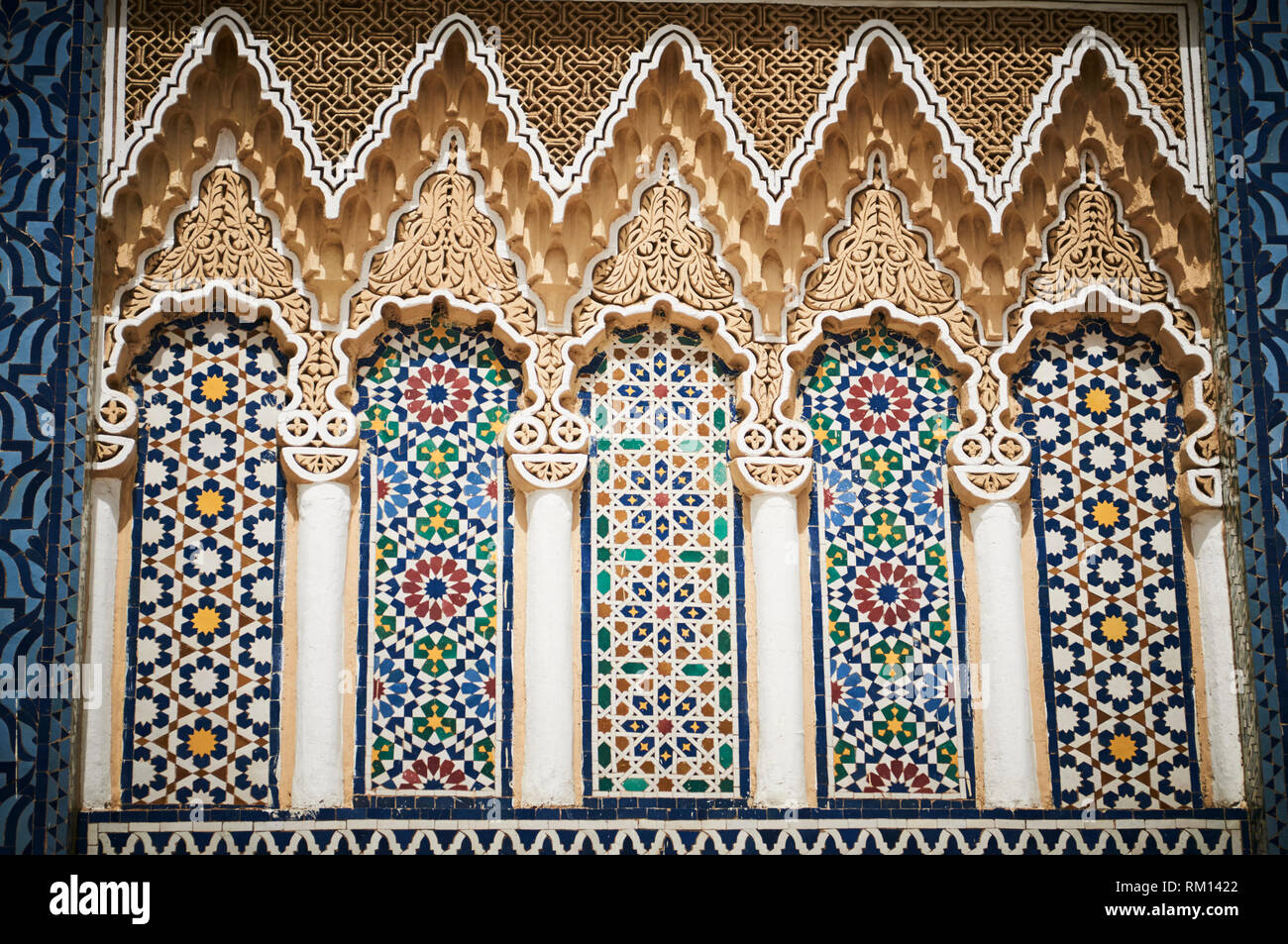 Il mosaico del Royal Palace Gate del Palazzo dei Re, un sito patrimonio mondiale dell'UNESCO. Dar El Makhzen, Place des Alaouites in Fez Djedid, Marocco, Africa Foto Stock
