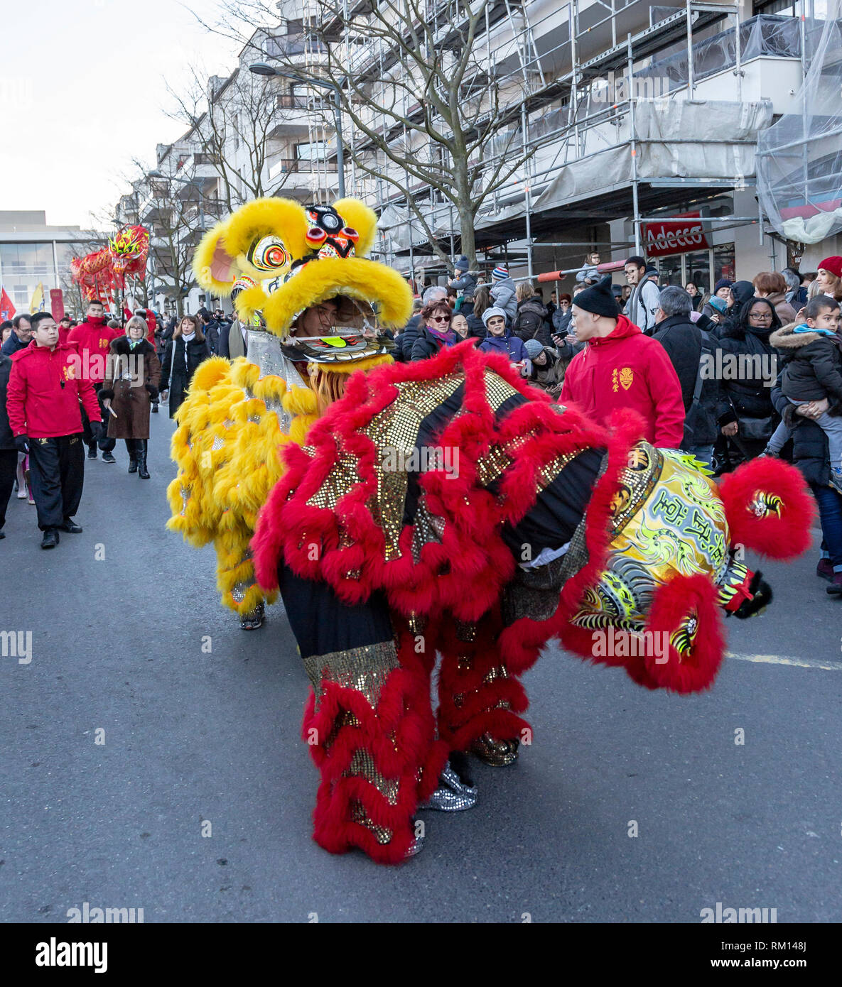 Noisy-le-Grand, Francia - Febbraio 18,2018: Il cinese i Lions di eseguire durante il Nuovo Anno Cinese parade di Nosy-le-Grand su febbraio 18,2018. Foto Stock