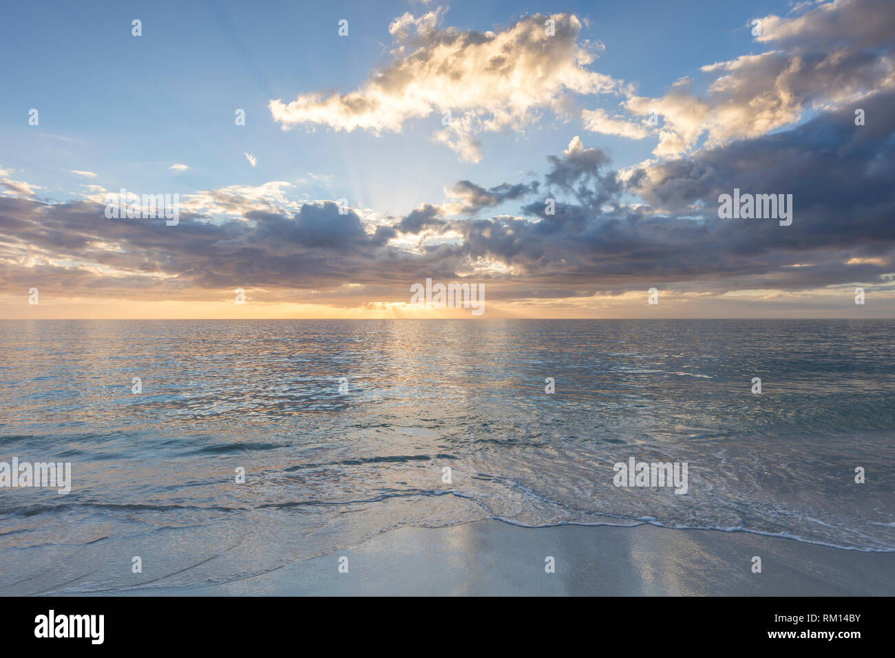Impostando la luce del sole sulla spiaggia a piedi nudi e il Golfo del Messico, Naples, Florida, Stati Uniti d'America Foto Stock