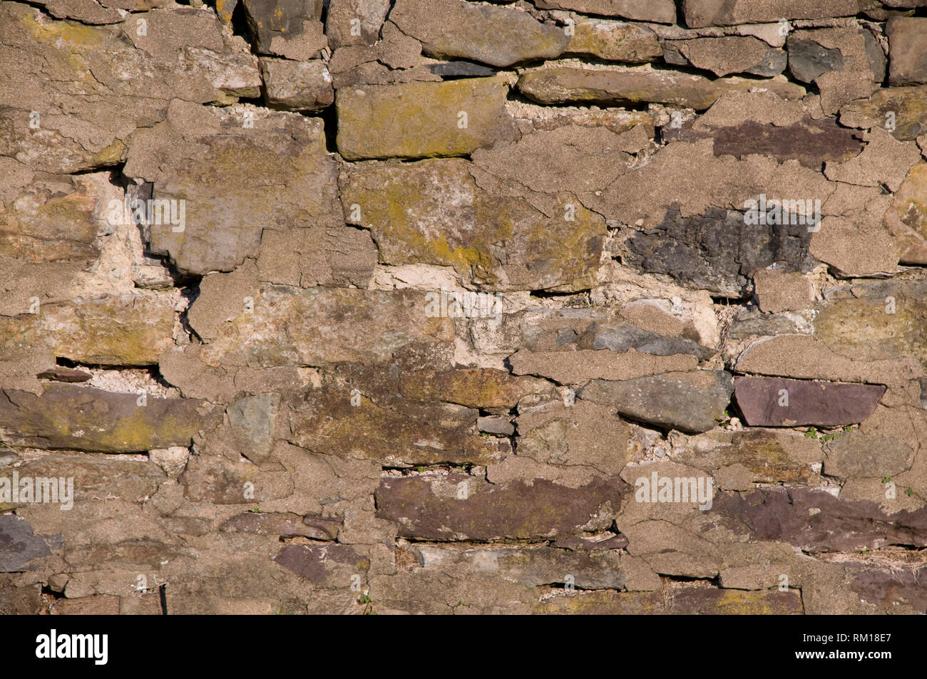 Incrinato fatiscenti parete in muratura Foto Stock