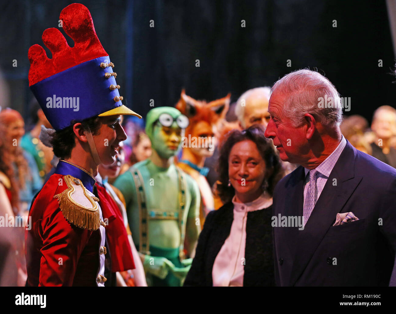 Il Principe di Galles soddisfa i Cast Members come frequenta la prima mondiale del balletto, il furbo poco Vixen, in onore del suo settantesimo compleanno presso la Royal Opera House, Londra. Foto Stock