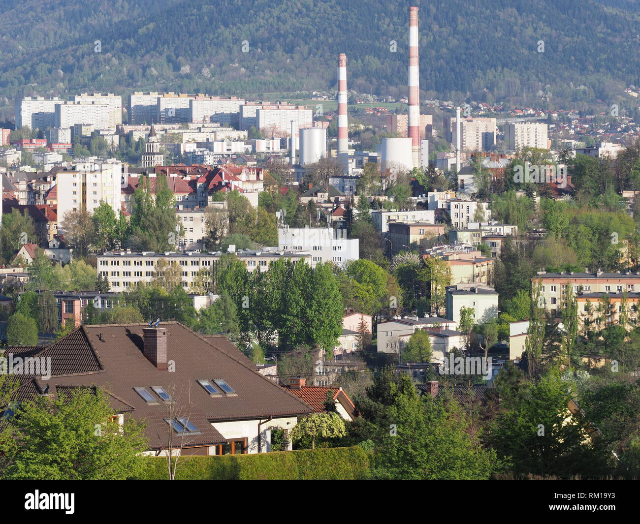 Vista del paesaggio urbano panorama europeo Bielsko-Biala Città e paesaggio di campagna a Beskids in Polonia Foto Stock