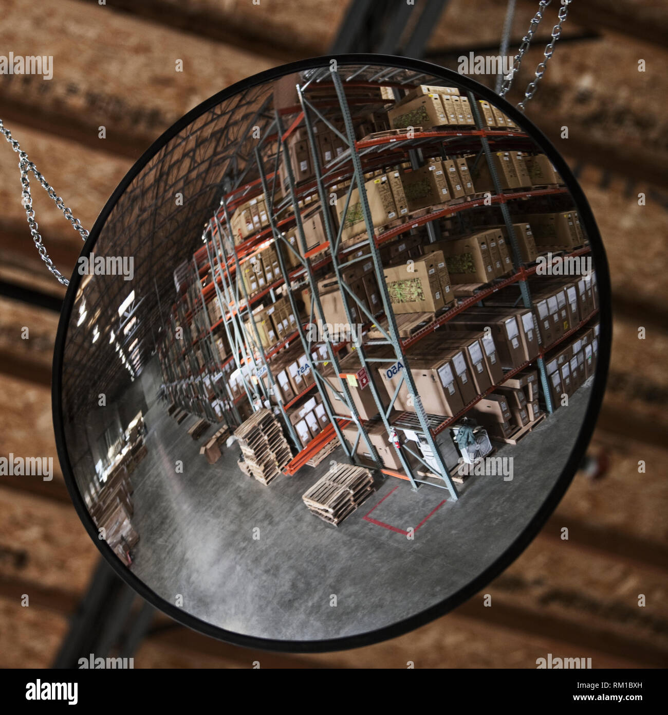Scatole di cartone sui ripiani del magazzino si riflette nel mirror Foto Stock