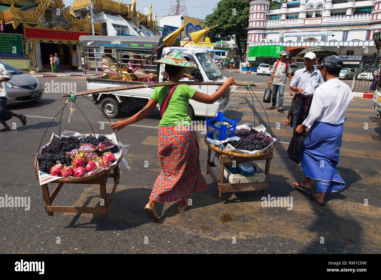 La vita quotidiana in Sule Pagoda Road, nel centro città, Yangon, Myanmar, Asia Foto Stock