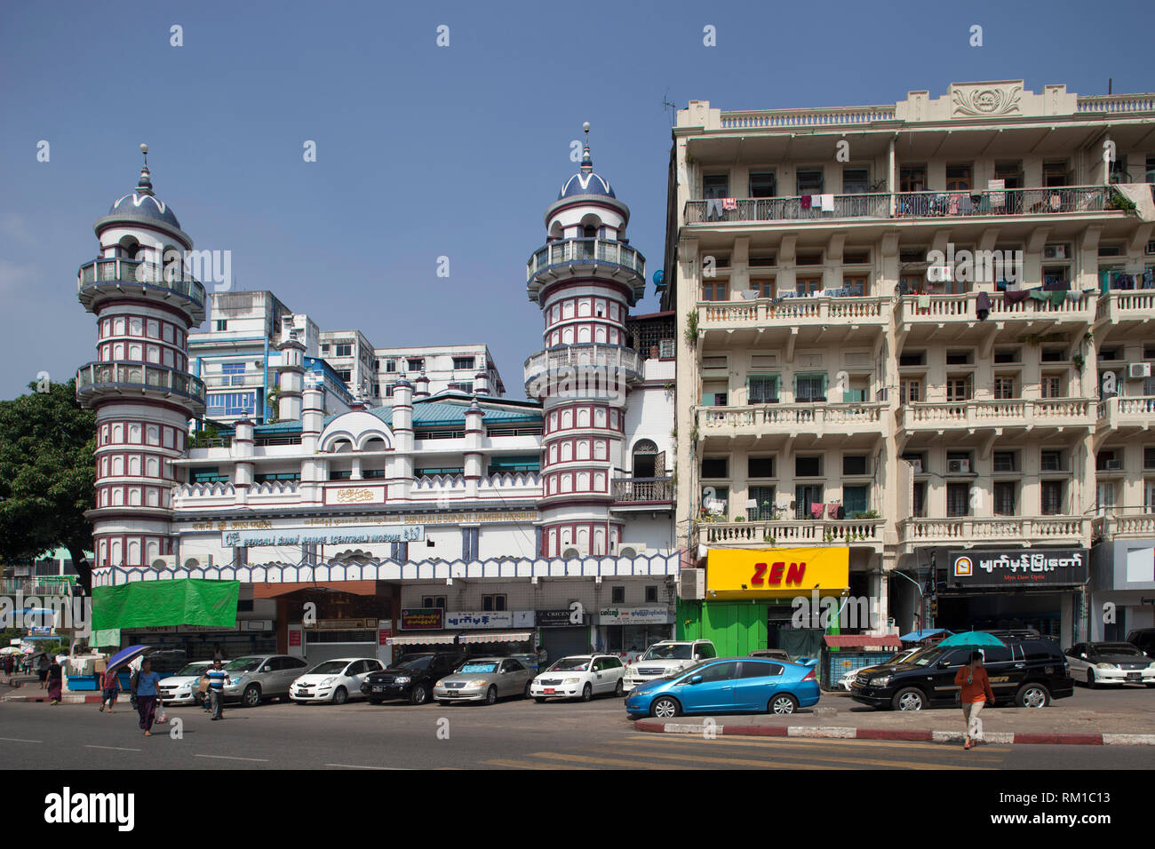 Gli edifici coloniali in Sule Pagoda Road, nel centro città, Yangon, Myanmar, Asia Foto Stock
