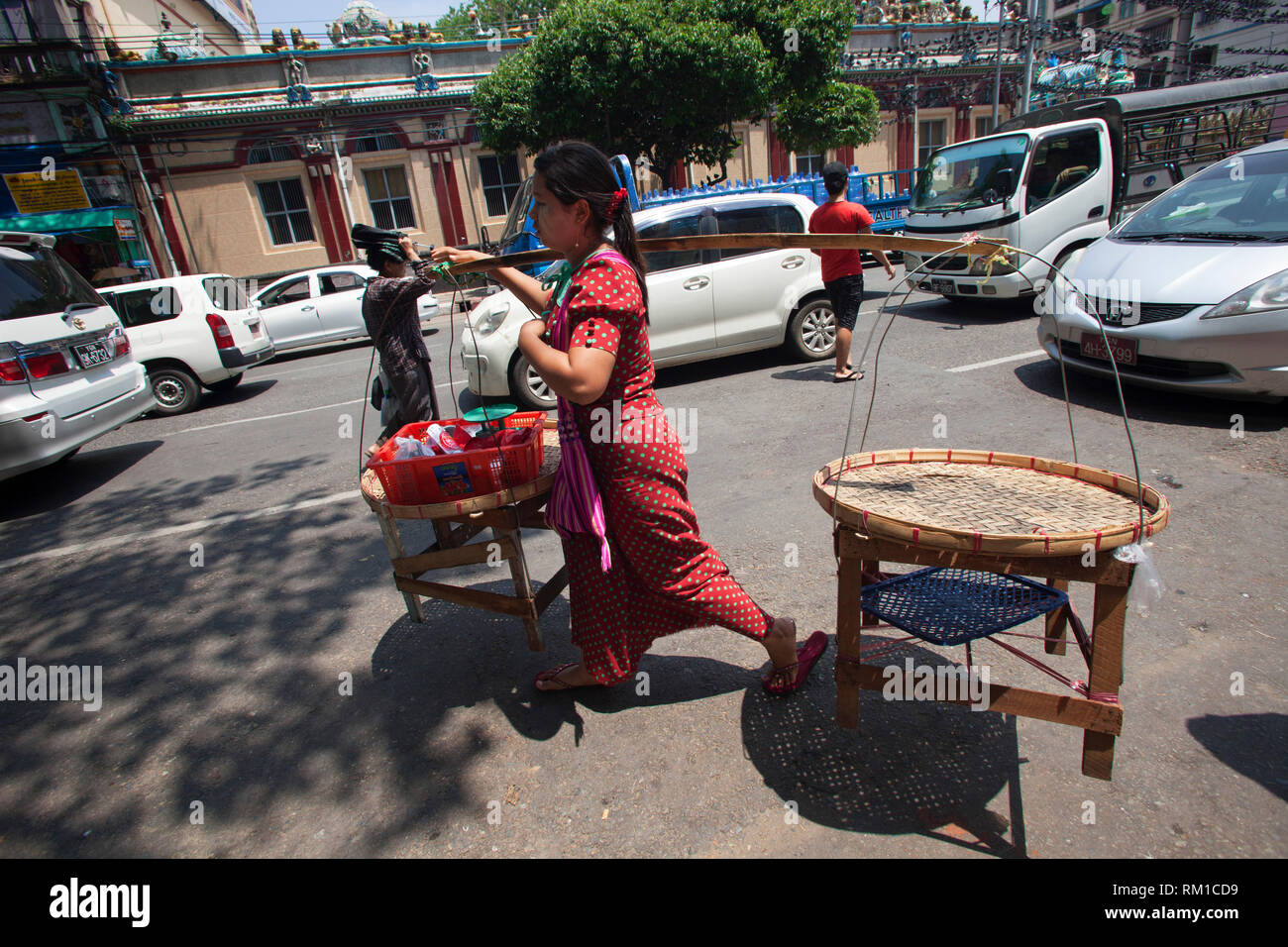 Trasporto a spalla, Anawrahta road corner market 26th street, city centre, Yangon, Myanmar, Asia Foto Stock