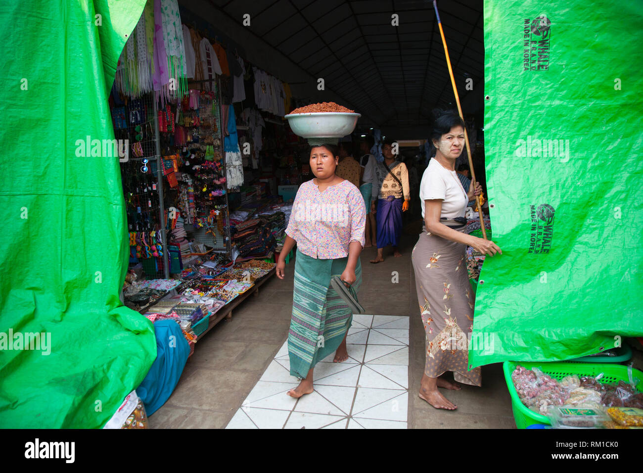 Mercato nella pagoda di Shwezigon, Nyaung-U village, Bagan Zona villaggio, Mandalay regione, Myanmar, Asia Foto Stock