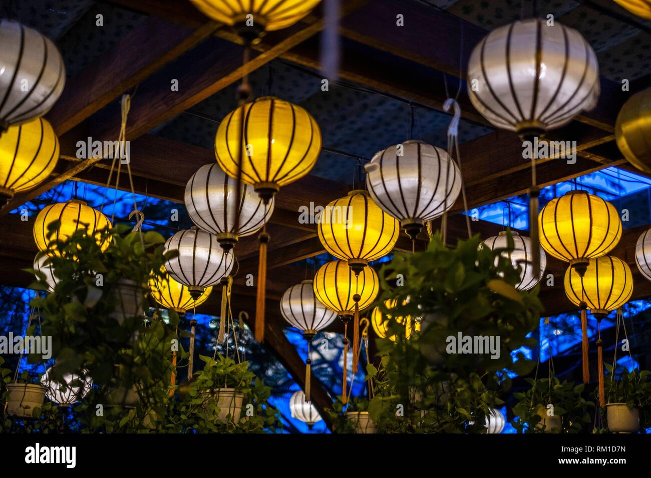 Lanterne appese al soffitto immagini e fotografie stock ad alta risoluzione  - Alamy