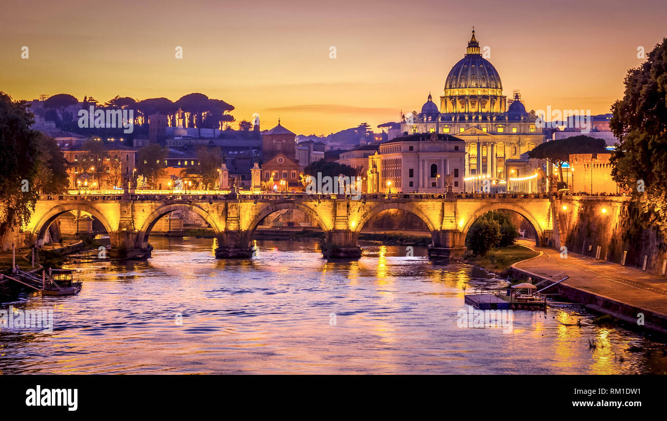 Basilica di San Pietro e la Città del Vaticano a Roma, Italia, notte Foto Stock