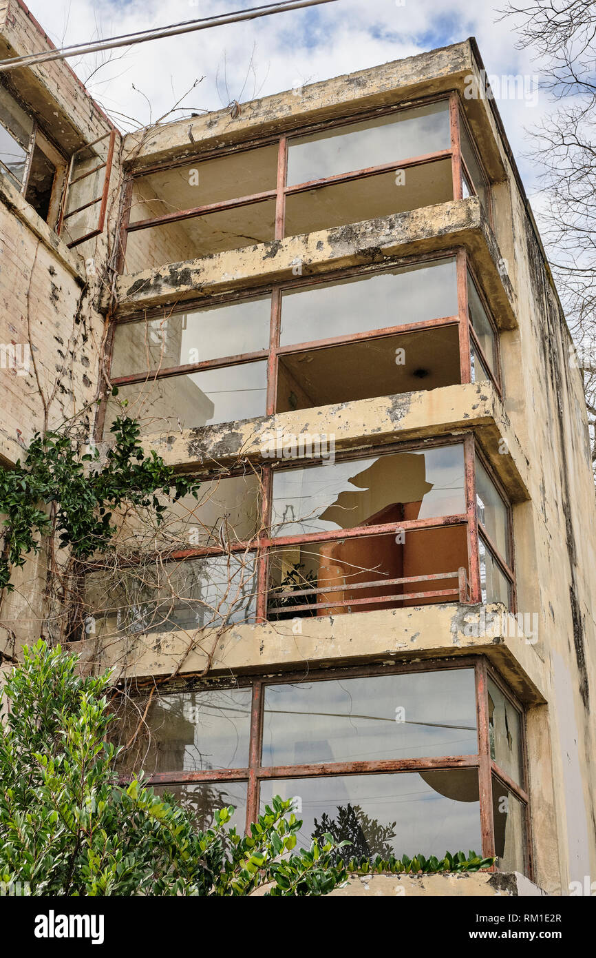 Abbandonata, ripartiti, fatiscente, vacante, HUD vuoto di governo l'edilizia abitativa che ha trasformato in aree urbane batterico in Montgomery in Alabama, Stati Uniti d'America. Foto Stock