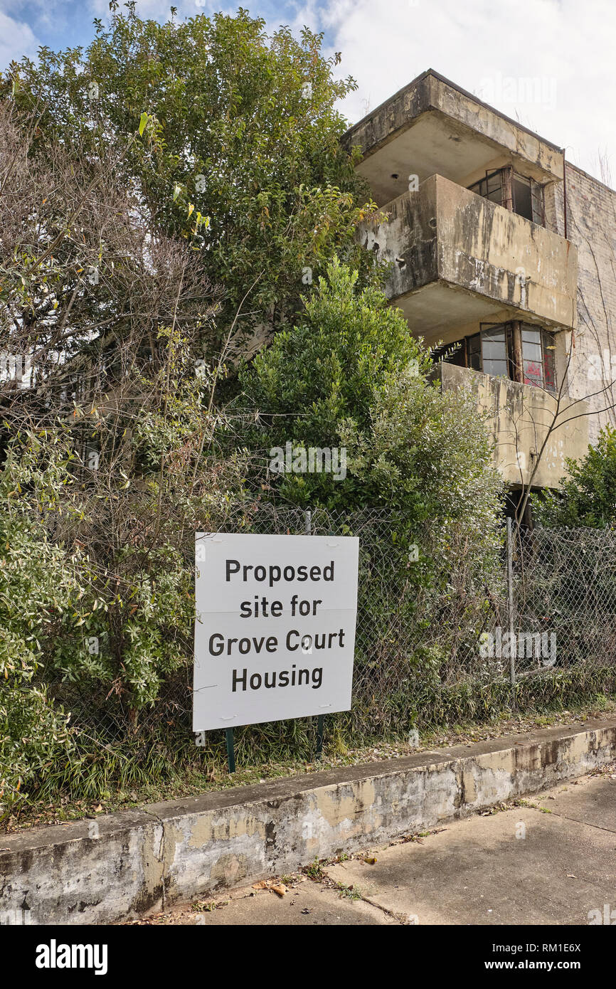 Abbandonata, ripartiti, fatiscente, vacante, HUD vuoto di governo l'edilizia abitativa che ha trasformato in aree urbane batterico in Montgomery in Alabama, Stati Uniti d'America. Foto Stock