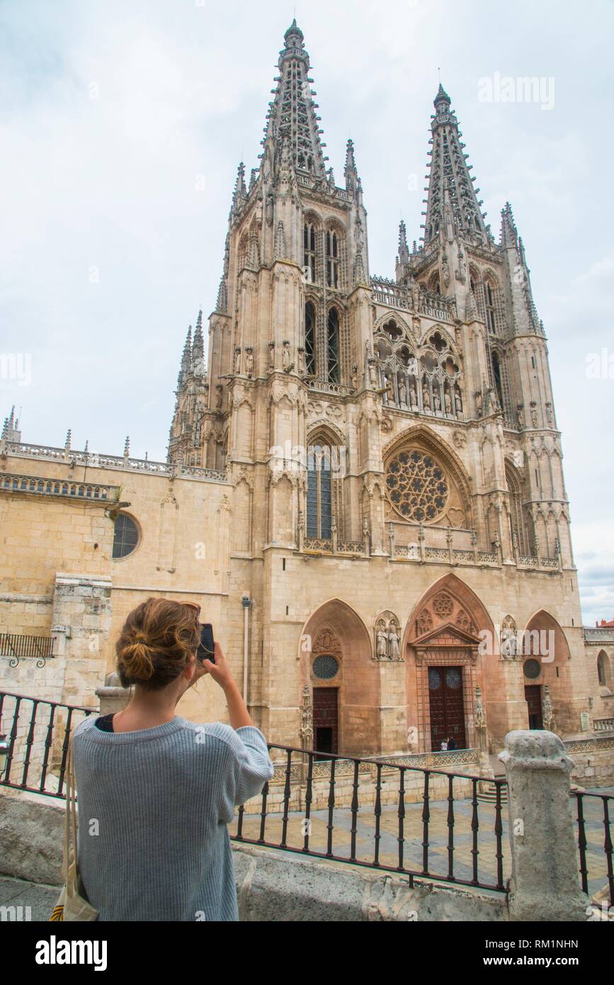 Turistica prendendo le foto della cattedrale gotica. Burgos, Spagna. Foto Stock