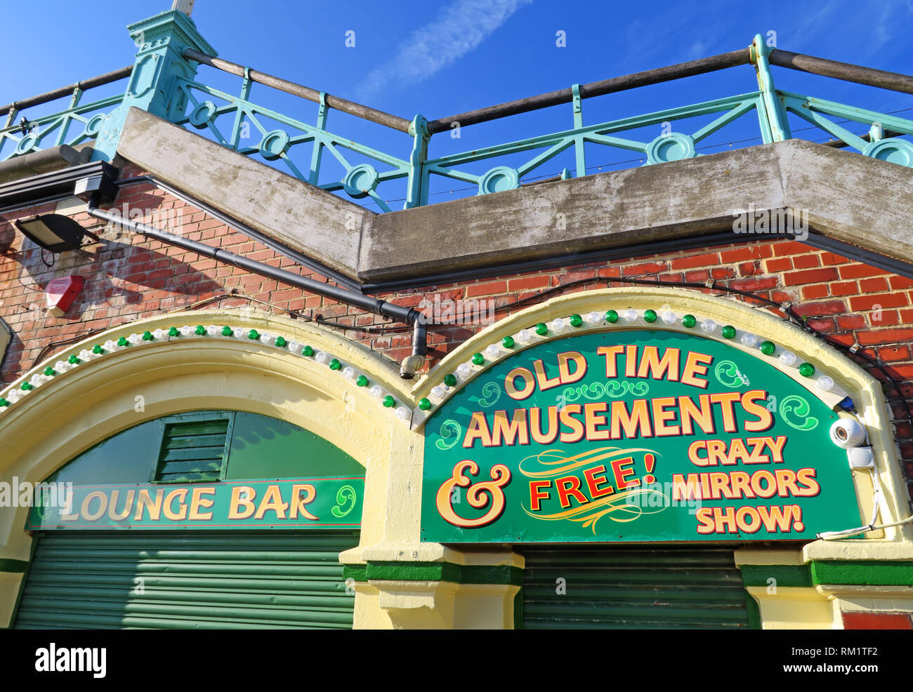 Lounge Bar, vecchio tempo amusements, gratis Crazy specchi mostrano, Kings Road archi, sulla spiaggia, Brighton East Sussex,South East England, Regno Unito Foto Stock