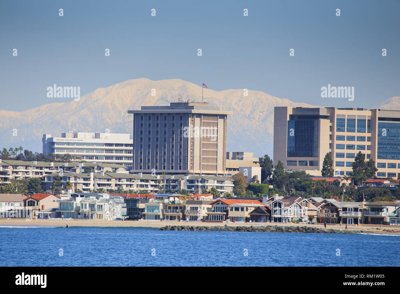 Hoag Hospital di Newport Beach, Orange County, California, Stati Uniti d'America. Un inverno vista presa nel febbraio 2019 con la Snow capped montagne di San Gabriel Foto Stock