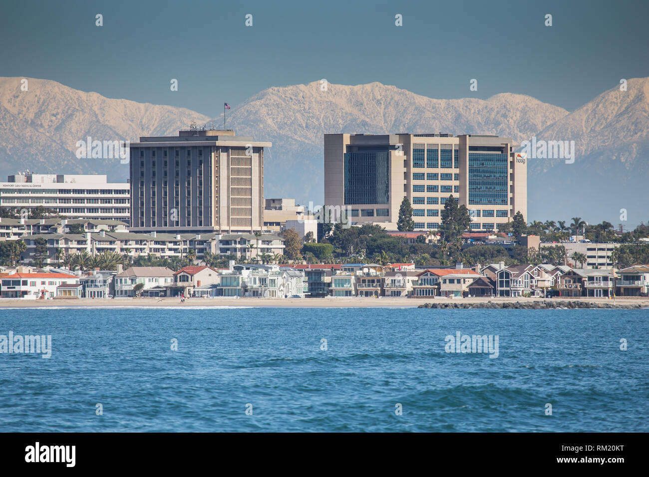 Hoag Hospital di Newport Beach, Orange County, California, Stati Uniti d'America. Un inverno vista presa nel febbraio 2019 con la Snow capped montagne di San Gabriel . Foto Stock