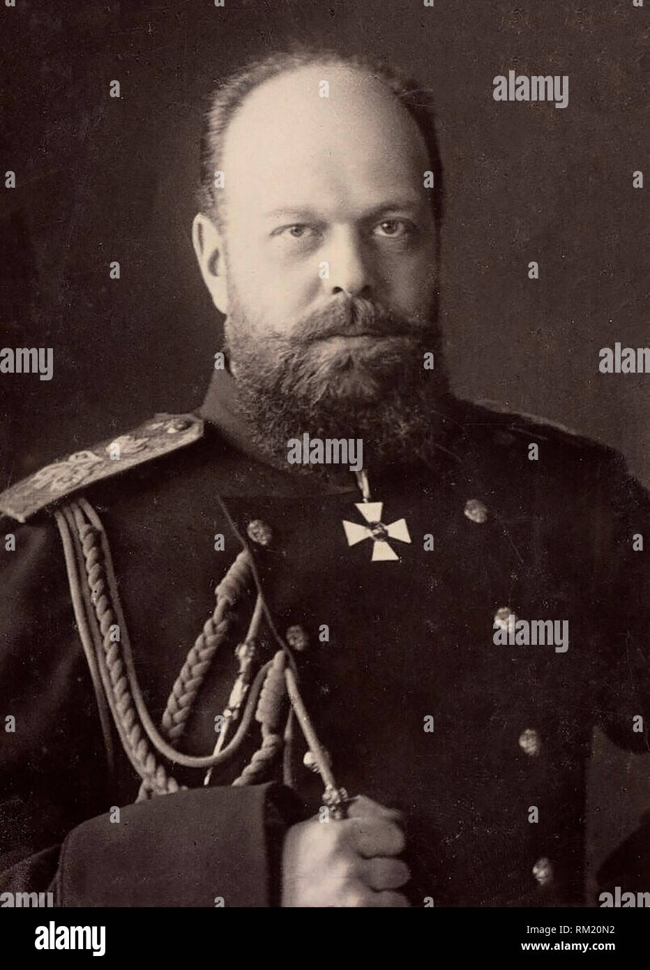 Busto-lunghezza fotografia di Alexander III, l'imperatore di Russia. Il suo braccio destro è sollevato al petto e indossa uniformi militari. Alexander III fu l'imperatore di Russia dal 1881 fino al 1894. Foto Stock