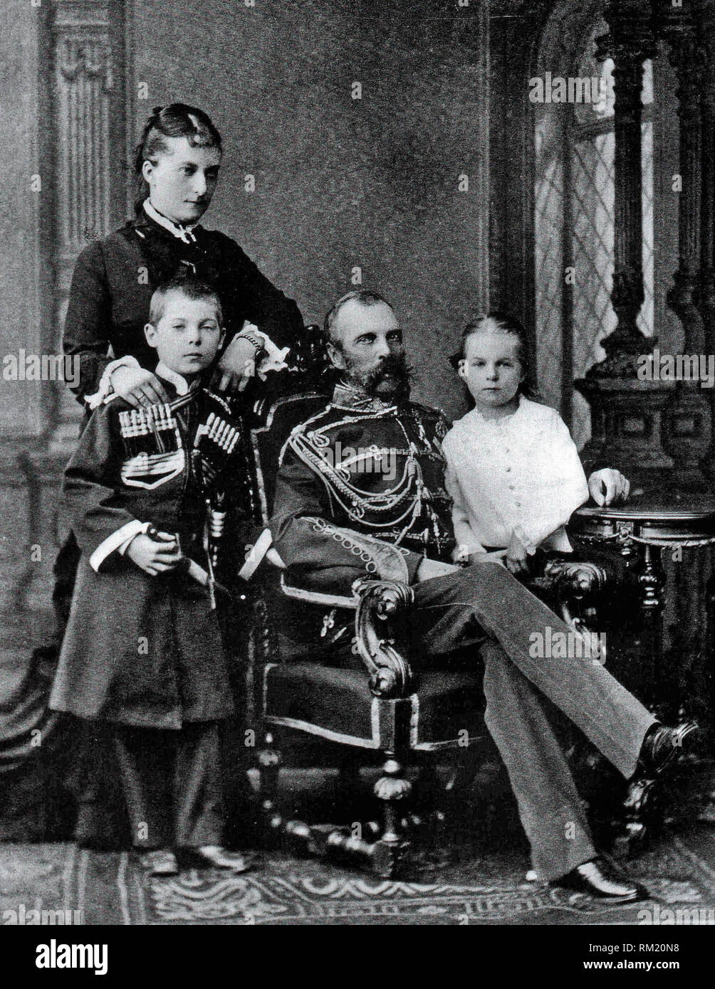 Lo Zar Alessandro II, la principessa Caterina Dolgorukova con i loro figli George e Olga. Foto Stock