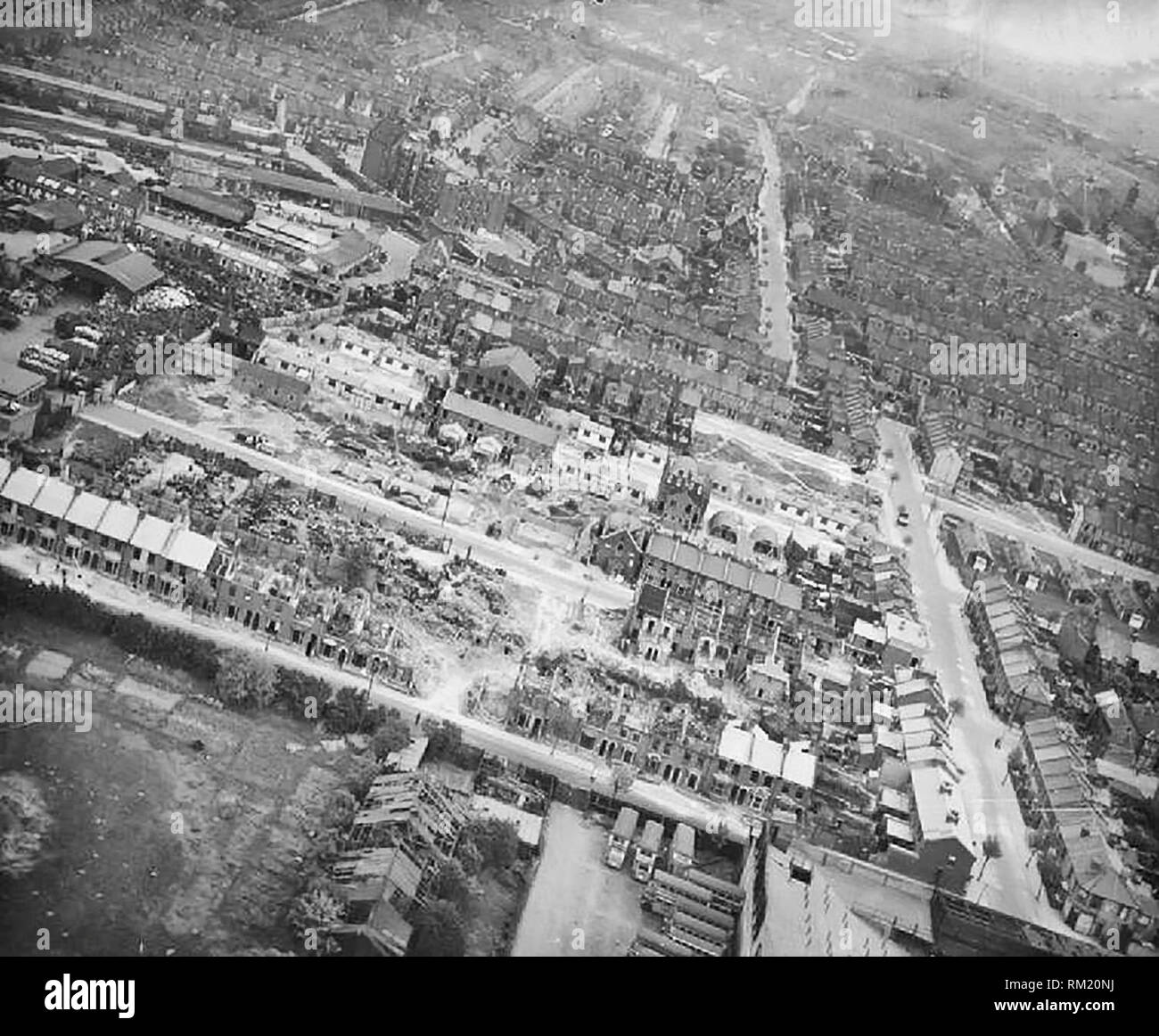 Danni della bomba a Londra, Inghilterra, Aprile 1945 vista aerea da ovest del danno risultante da una V2 di missili a razzo che è esplosa nella zona di Boleyn e Priory strade, Upton Park, East Ham, London E6, Inghilterra alle 10.30 del 28 gennaio 1945. Sedici persone sono state uccise, ventisette gravemente feriti e sessantanove leggermente ferito. 5 case sono state completamente distrutte, 16 parzialmente demolito e un ulteriore 59 furono gravemente danneggiati. Foto Stock