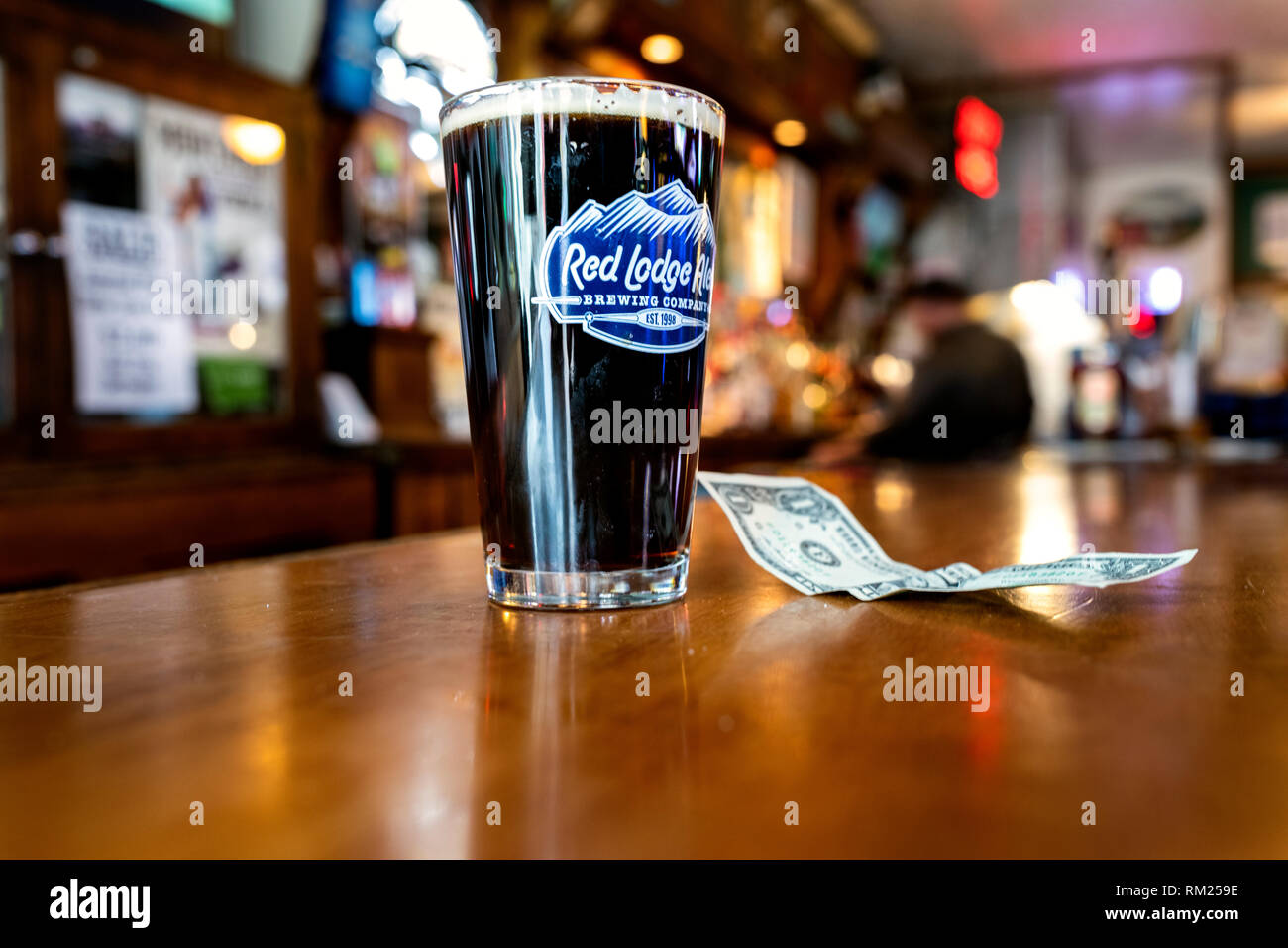 MT00320-00...MONTANA - un bicchiere di birra al bar a due bit 3 volumi in Gardiner. Foto Stock