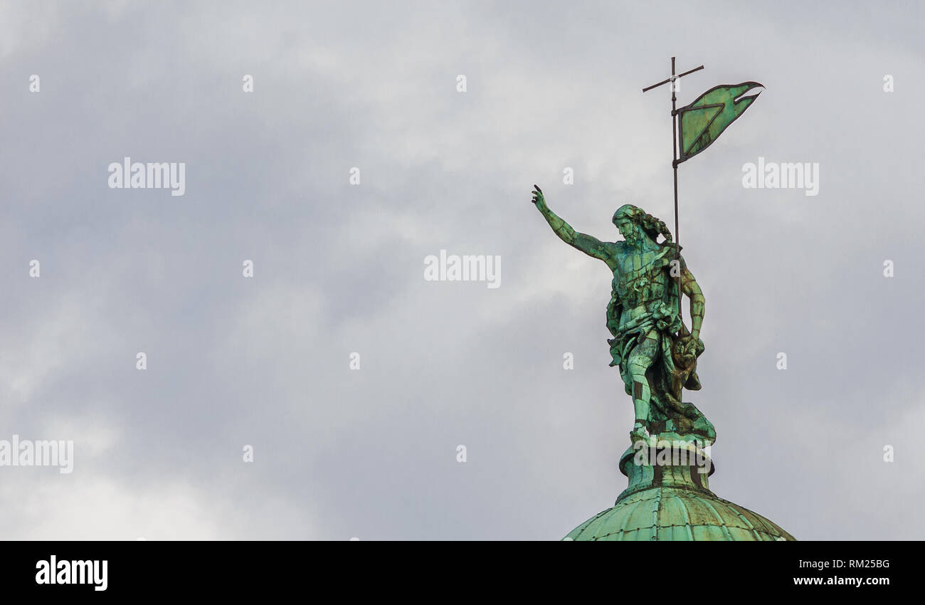 Cristo redentore con santa croce e della bandiera tra le nuvole. Statua in bronzo nella parte superiore della St Simeon Chiesa in Venezia, eretta nel XVIII secolo (con c Foto Stock