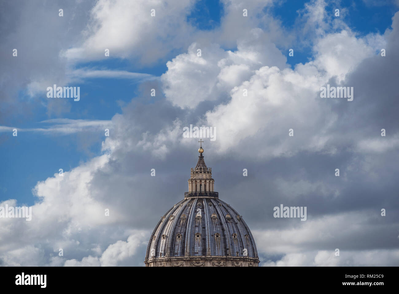Wondwrful San Pietro in Roma, simbolo della Chiesa Cattolica Romana, tra le nuvole Foto Stock
