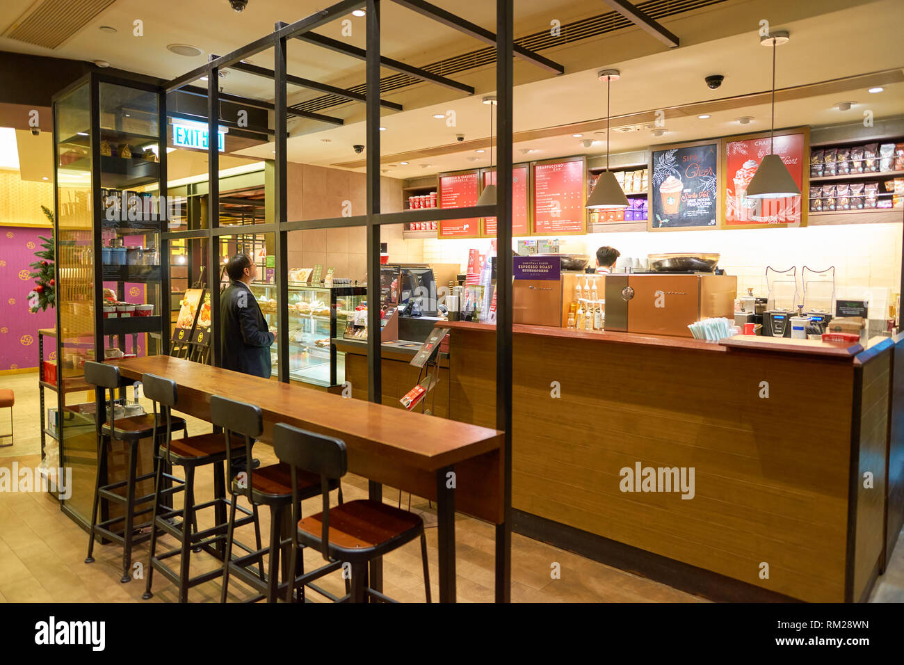 HONG KONG - circa novembre, 2016: uno Starbucks Cafe a Hong Kong. Starbucks Corporation è un american coffee company e coffeehouse catena. Foto Stock