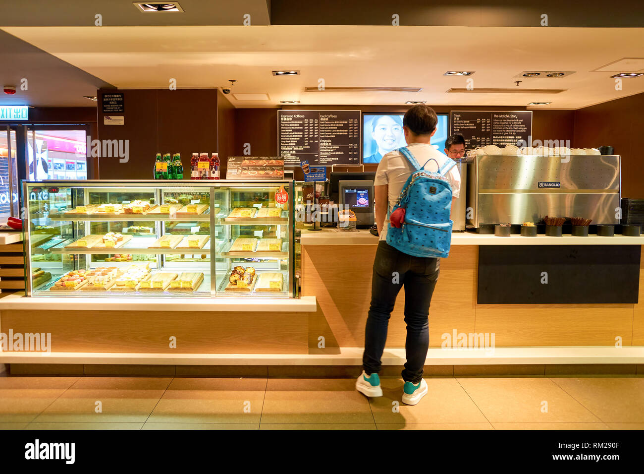 HONG KONG - circa novembre, 2016: un McCafe in Hong Kong. McCafe è un caffè-stile di casa di cibi e bevande, catena di proprietà di McDonald's. Foto Stock