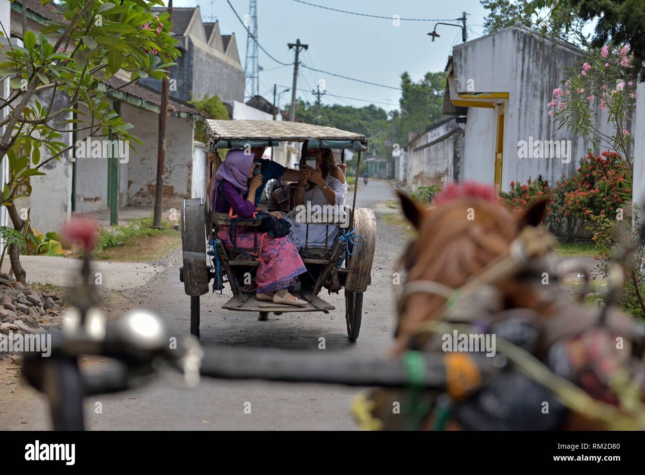 ''Dokar'' equitazione, carrozza trainata da cavalli, un tipico mezzo indonesiano di trasporto, Lasem, isola di Giava, in Indonesia, sud-est asiatico. Foto Stock