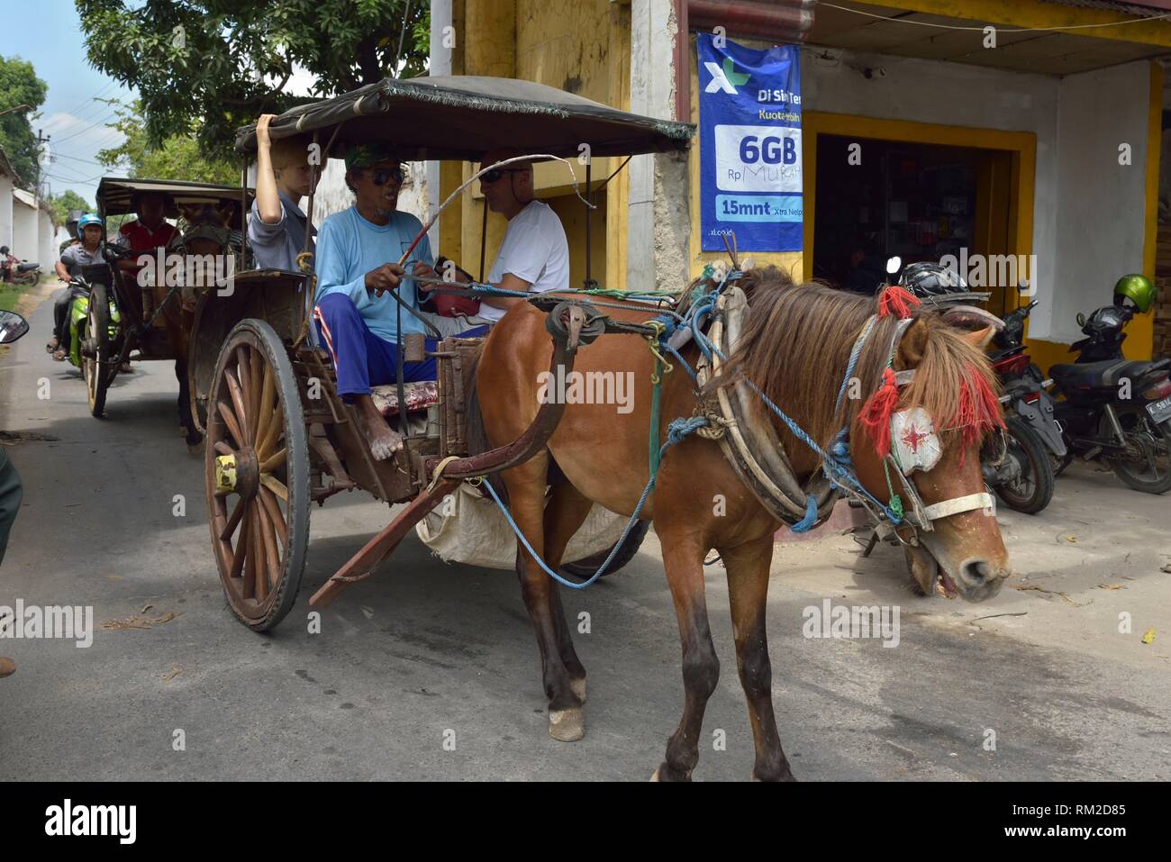 ''Dokar'' equitazione, carrozza trainata da cavalli, un tipico mezzo indonesiano di trasporto, Lasem, isola di Giava, in Indonesia, sud-est asiatico. Foto Stock