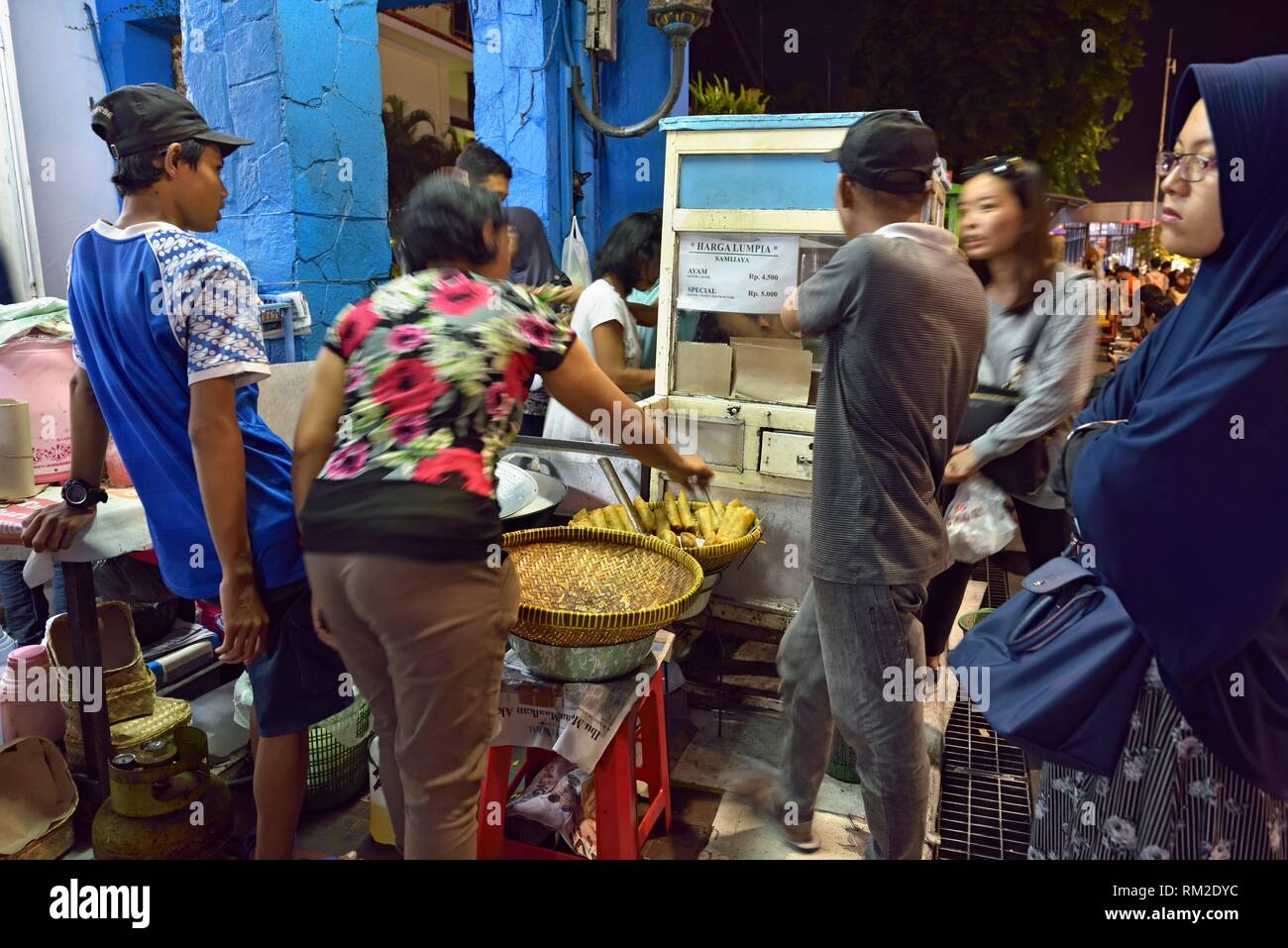 Piccola bancarella vendendo una specialità ''Lumpia Samijaya'' su Malioboro Street, la principale via dello shopping in Yogyakarta, isola di Giava, in Indonesia, sud-est asiatico. Foto Stock