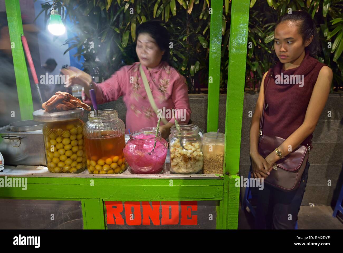 Piccola bancarella vendendo una specialità '' wedang ronde'' su Malioboro Street, la principale via dello shopping in Yogyakarta, isola di Giava, in Indonesia, sud-est asiatico. Foto Stock