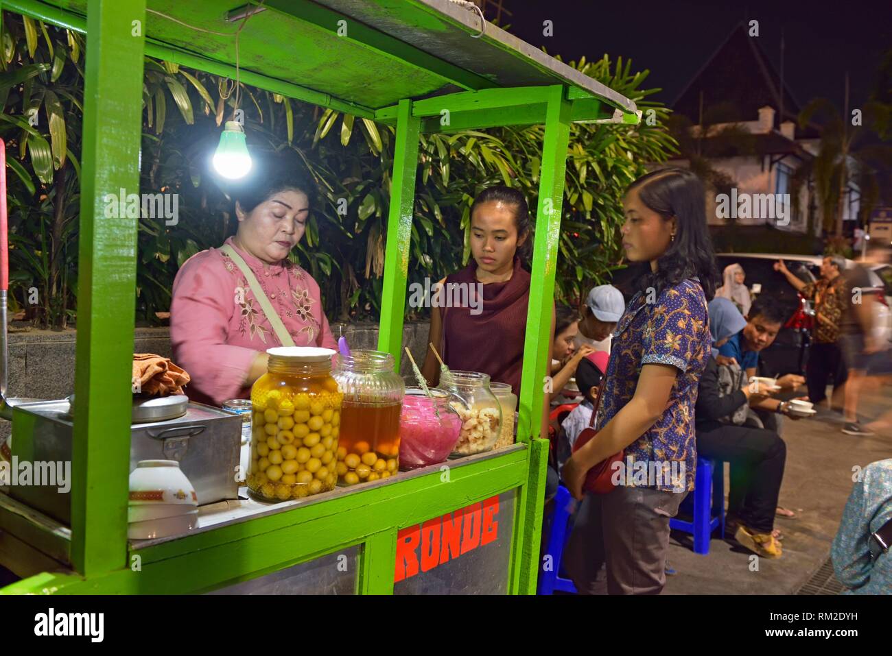 Piccola bancarella vendendo una specialità '' wedang ronde'' su Malioboro Street, la principale via dello shopping in Yogyakarta, isola di Giava, in Indonesia, sud-est asiatico. Foto Stock