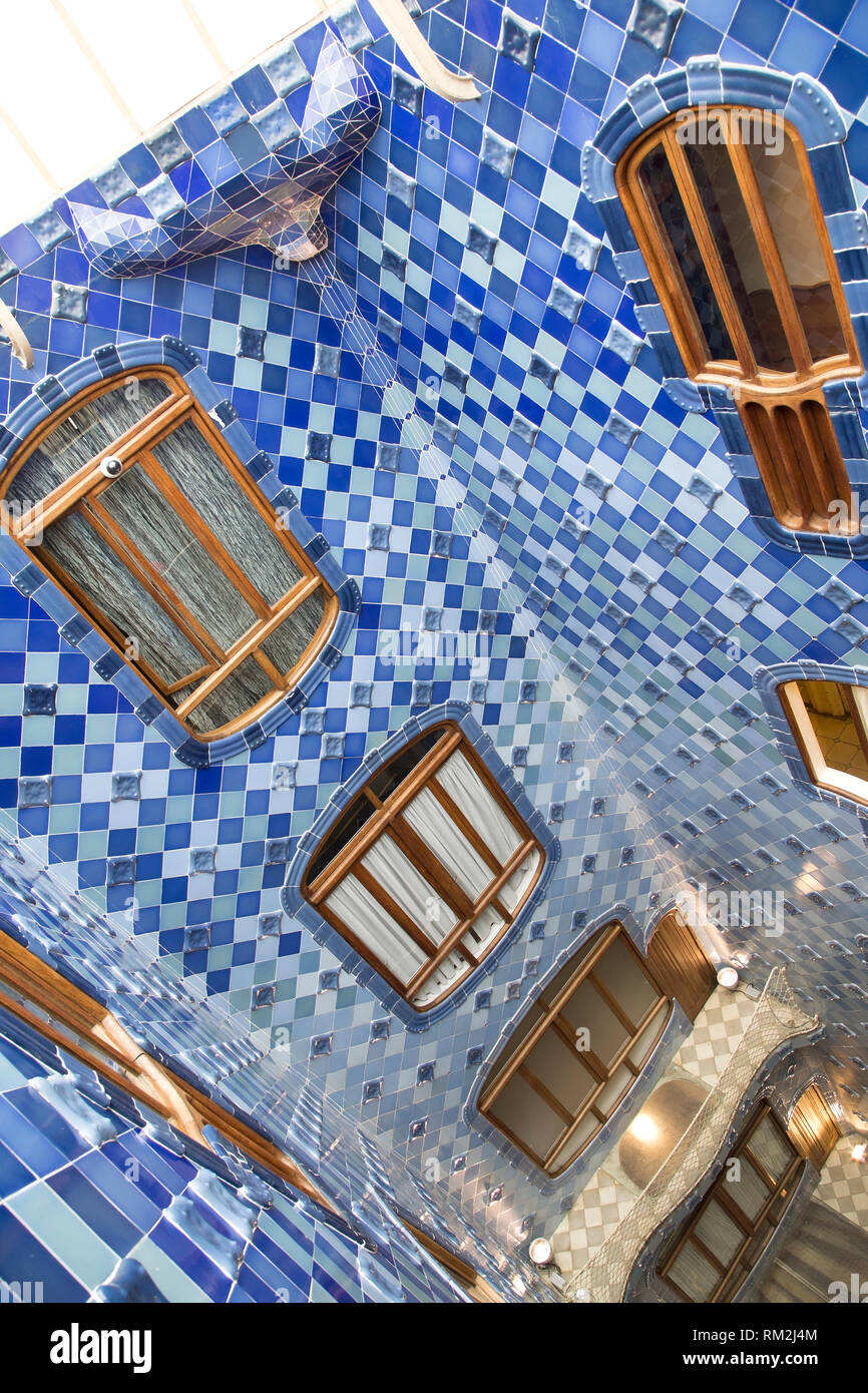 Barcellona, Spagna - 06 Luglio: Decorative facciata interna della Casa Batllo su luglio 06. 2015 a Barcellona, Spagna. Il capolavoro architettonico di Antonio Gaud Foto Stock