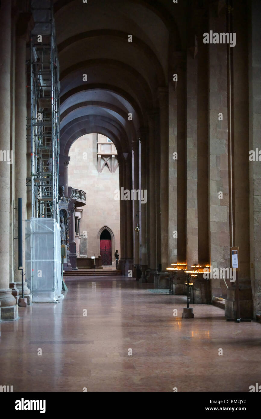 Mainz, Germania - 20 Aprile 2017: un alto Porticato con archi a tutto sesto all'interno della Cattedrale di Magonza il 20 aprile 2017 a Mainz. Foto Stock