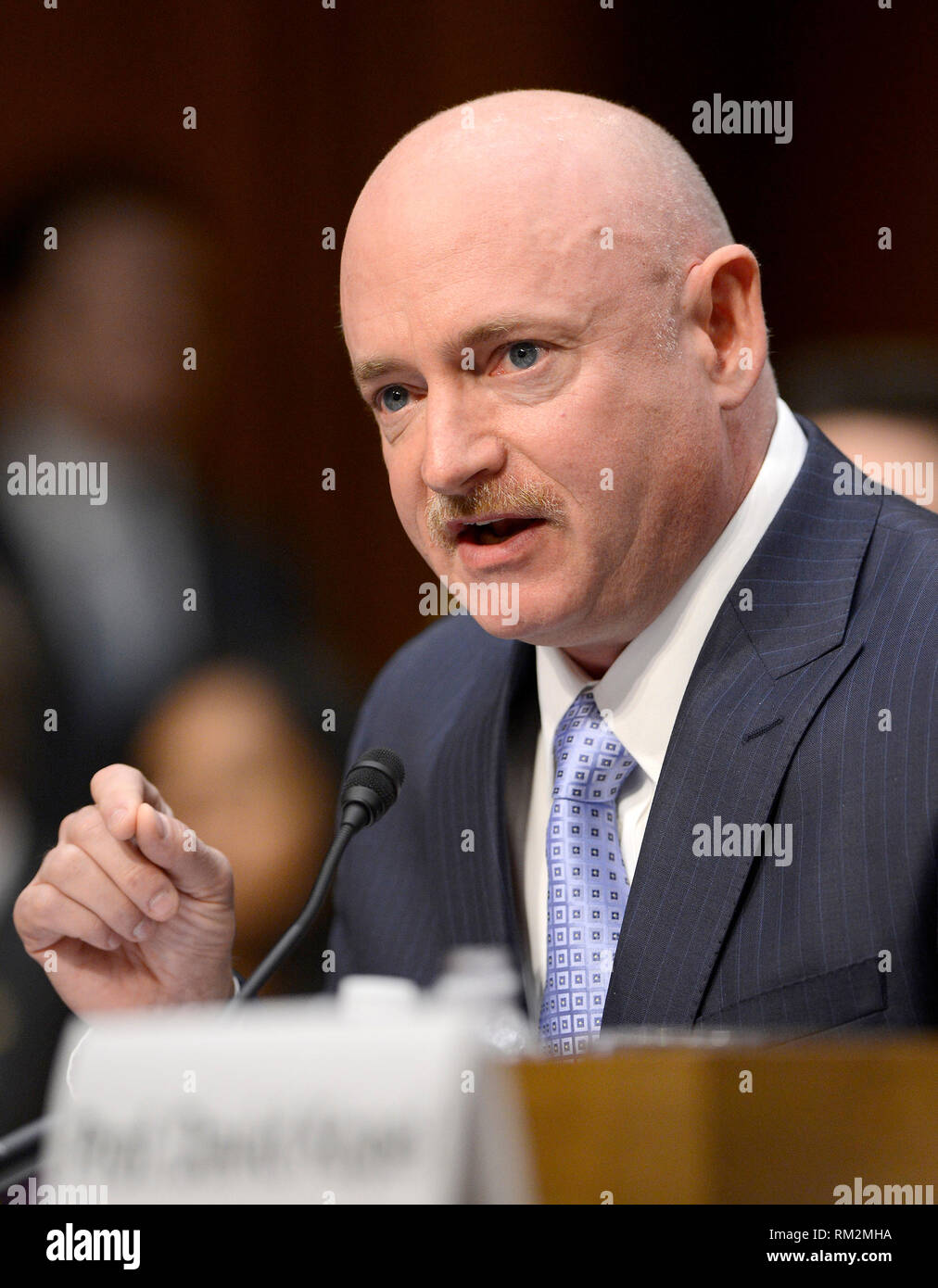 Il capitano Mark Kelly, la marina degli Stati Uniti (pensionati), che rappresenta gli americani per soluzioni responsabile testimonia prima di U. S. Comitato del Senato sulla magistratura audizione intitolato ?Cosa dovrebbe fare in America circa la violenza pistola?? Sul colle del Campidoglio di Washington, D.C. su Mercoledì, 30 gennaio 2013..Credit: Ron Sachs / CNP /MediaPunch Foto Stock