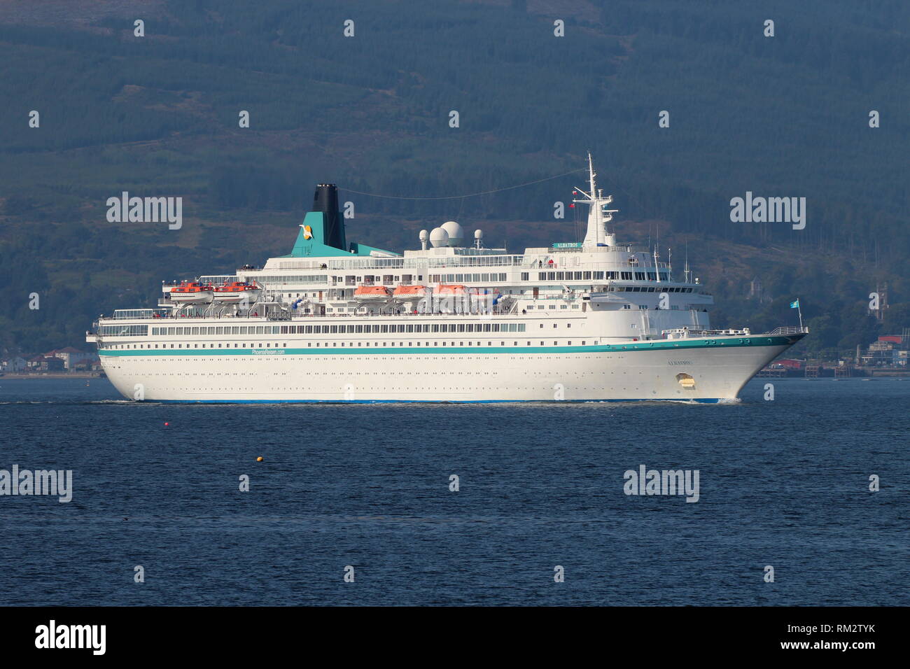 MS Albatros, una nave da crociera azionato da Phoenix Reisen, passando Gourock su un viaggio in entrata a Greenock sul Firth of Clyde. Foto Stock