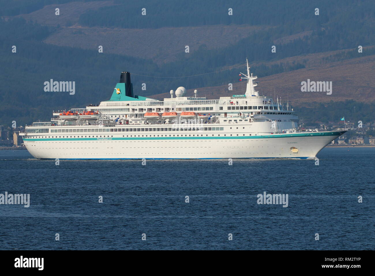 MS Albatros, una nave da crociera azionato da Phoenix Reisen, passando Gourock su un viaggio in entrata a Greenock sul Firth of Clyde. Foto Stock