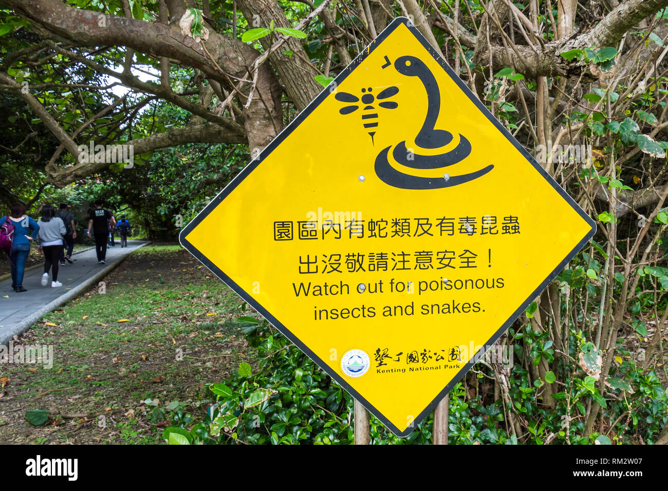 Kenting, Taiwan - Feb 2019: cartello di avvertimento per serpenti velenosi e insetti al Parco Nazionale di Kenting Foto Stock