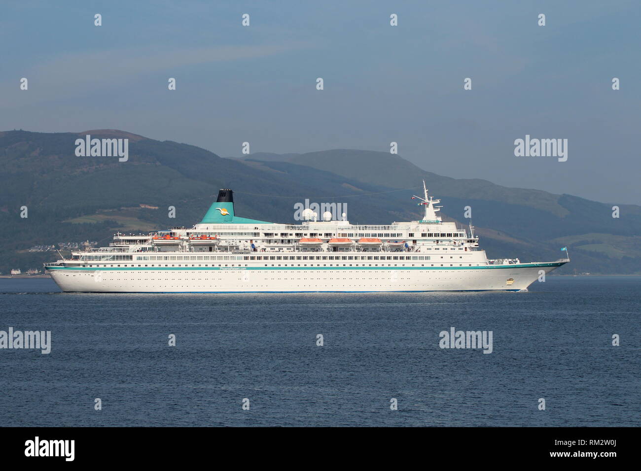 MS Albatros, una nave da crociera azionato da Phoenix Reisen, passando Gourock su un viaggio in entrata a Greenock sul Firth of Clyde. Foto Stock