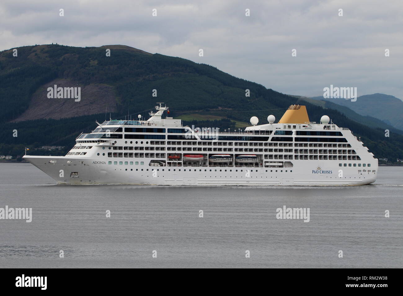 Adonia, una nave da crociera azionato da P & O Cruises, passando Gourock nel viaggio di andata verso il basso del Firth of Clyde. Foto Stock