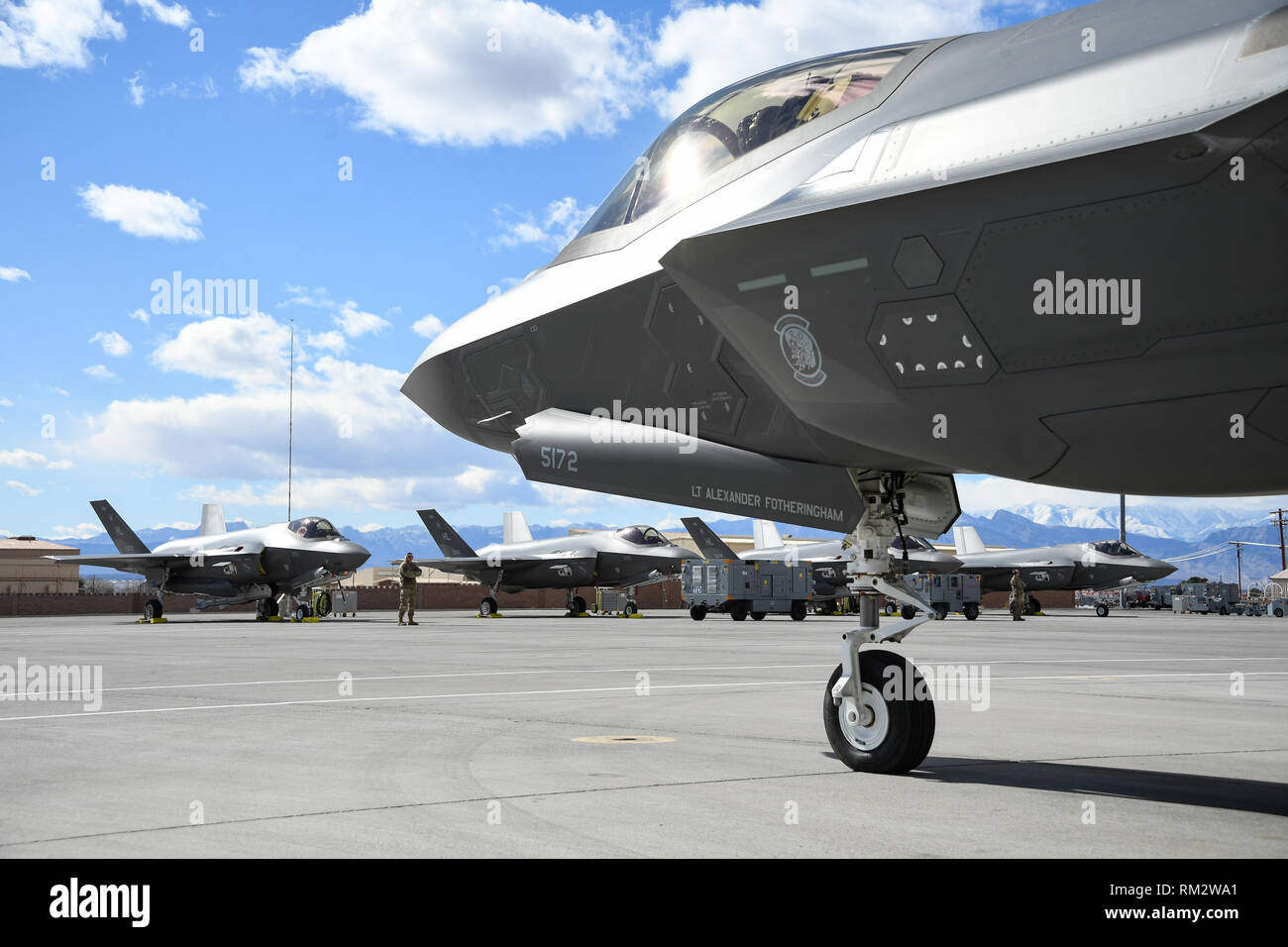 F-35un fulmine II jet fighter assegnato al 388 Fighter Wing il 4° Fighter Squadron sul flightline durante la bandiera rossa 19-1, Nelllis Air Force Base, Nev., 6 febbraio 2019. I piloti e i manutentori dal 388 Fighter Wing il 4° Fighter Squadron e quarta la manutenzione degli aeromobili sono unità che partecipano a bandiera rossa 19-1 a Nellis AFB, Nev. Questo è l'ala della seconda bandiera rossa con la F-35A, America è più avanzata multi-ruolo fighter, che porta a cambiare il gioco stealth, letalità e interoperabilità per il moderno campo di battaglia. Bandiera rossa è la Air Force del premier esercizio di combattimento e comprende unità fro Foto Stock