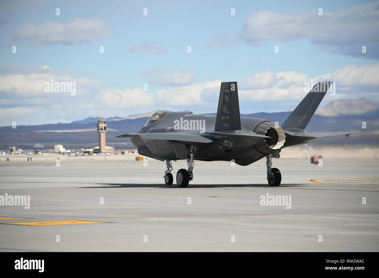 Un F-35un fulmine II jet da combattimento assegnato al 388 Fighter Wing il 4° Fighter Squadron taxi durante la bandiera rossa 19-1, Nelllis Air Force Base, Nev., 6 febbraio 2019. I piloti e i manutentori dal 388 Fighter Wing il 4° Fighter Squadron e quarta la manutenzione degli aeromobili sono unità che partecipano a bandiera rossa 19-1 a Nellis AFB, Nevada. Questo è l'ala della seconda bandiera rossa con la F-35A, America è più avanzata multi-ruolo fighter, che porta a cambiare il gioco stealth, letalità e interoperabilità per il moderno campo di battaglia. Bandiera rossa è la Air Force del premier esercizio di combattimento e comprende le unità da acros Foto Stock