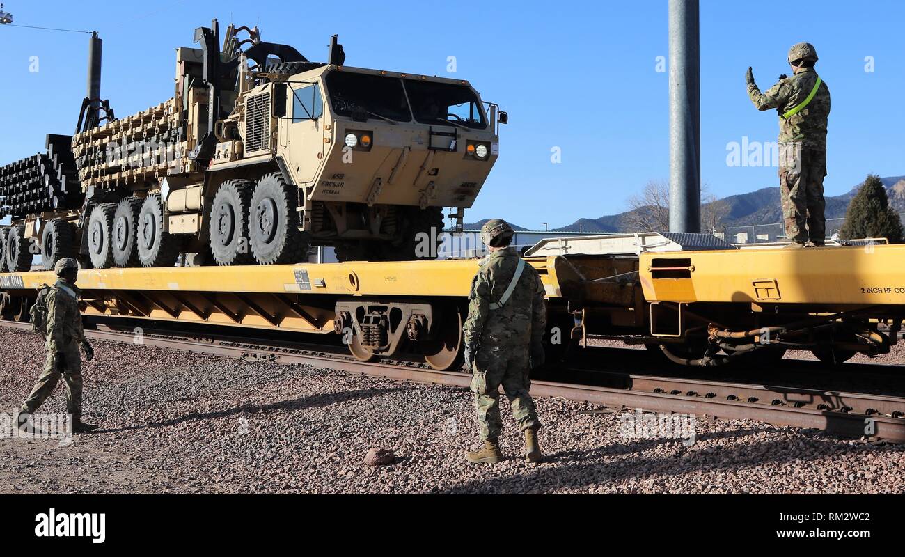 Soldati dal composito xxxii Truck Company, 68a lottare contro il supporto del battaglione di supporto, 4 Supporto brigata, posizionare i veicoli su un vagone ferroviario Feb. 12 Ft. Carson. I soldati si stanno preparando per una missione futura. Foto Stock