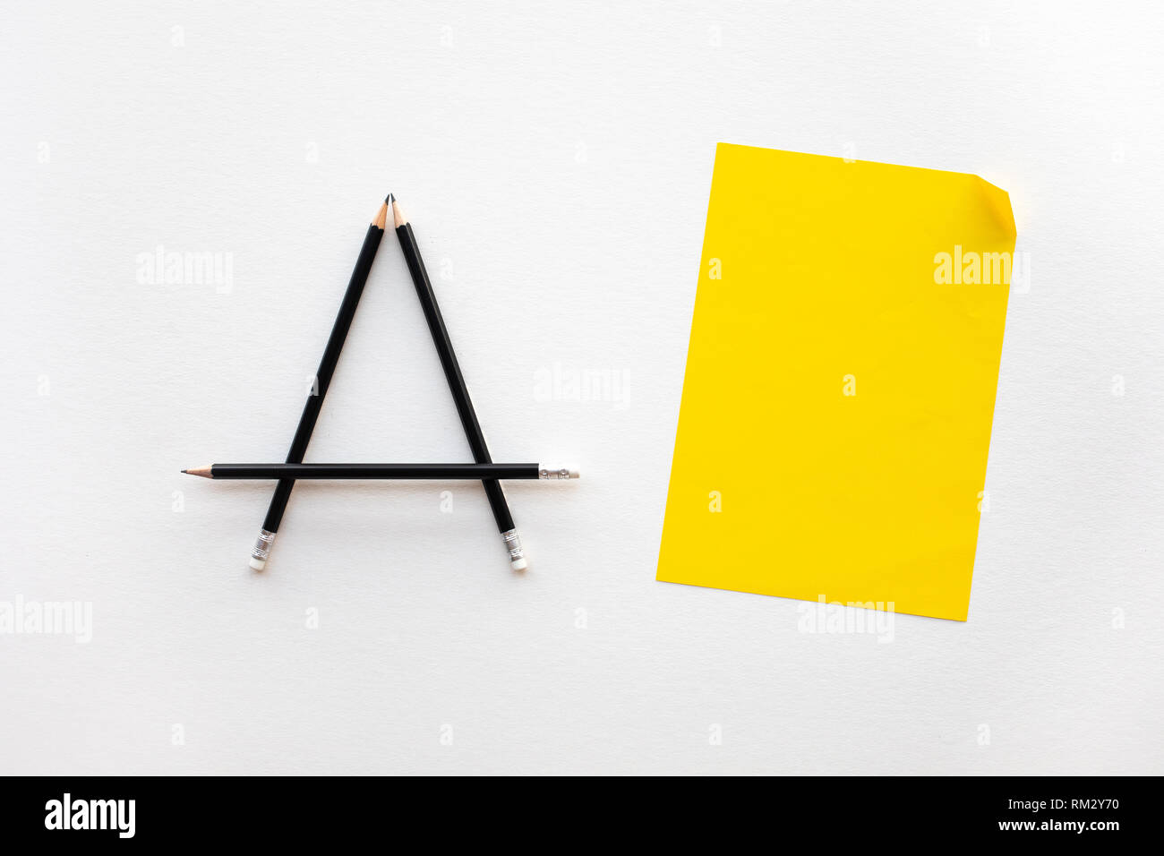 La creatività e le idee di ispirazione con carta e matita su sfondo bianco.vista superiore del piano di lavoro. Foto Stock
