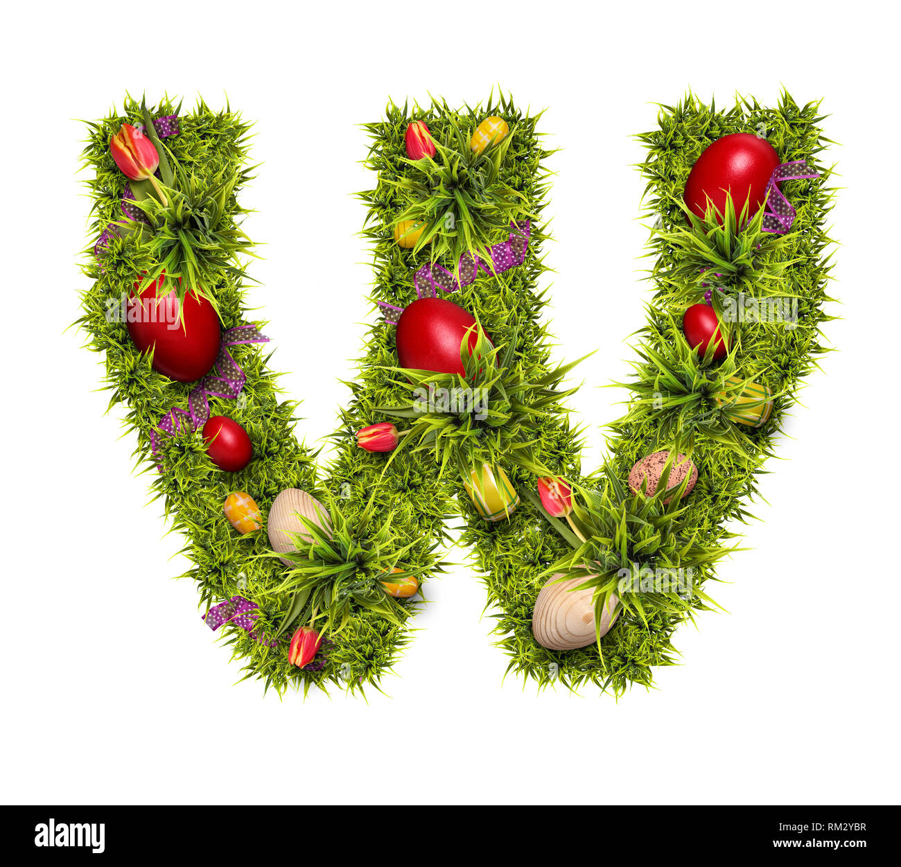 Vacanze di Pasqua lettera W fatta di fresca erba verde e uova di Pasqua isolato su sfondo bianco Foto Stock