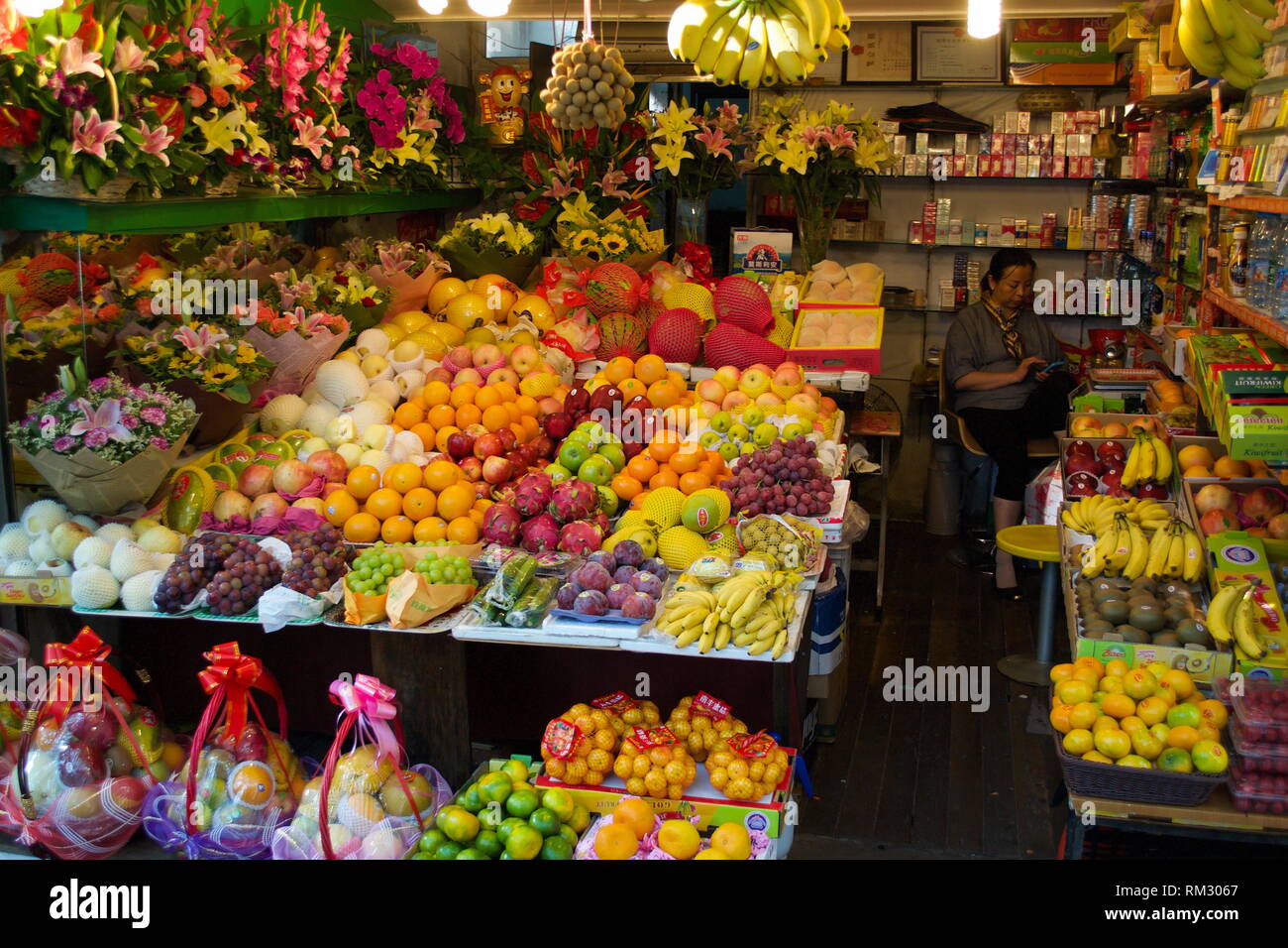 AJAXNETPHOTO. Ottobre, 2018. SHANGHAI, Cina PRO. - Colorata frutta e negozio di fiori. foto:RICK GODLEY/AJAX REF:D181410 22 Foto Stock