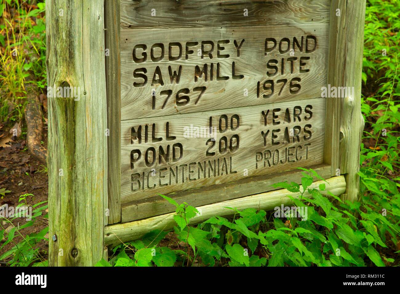 Il sito storico di segno lungo il sentiero di alloro, Devils Den preservare, Connecticut. Foto Stock