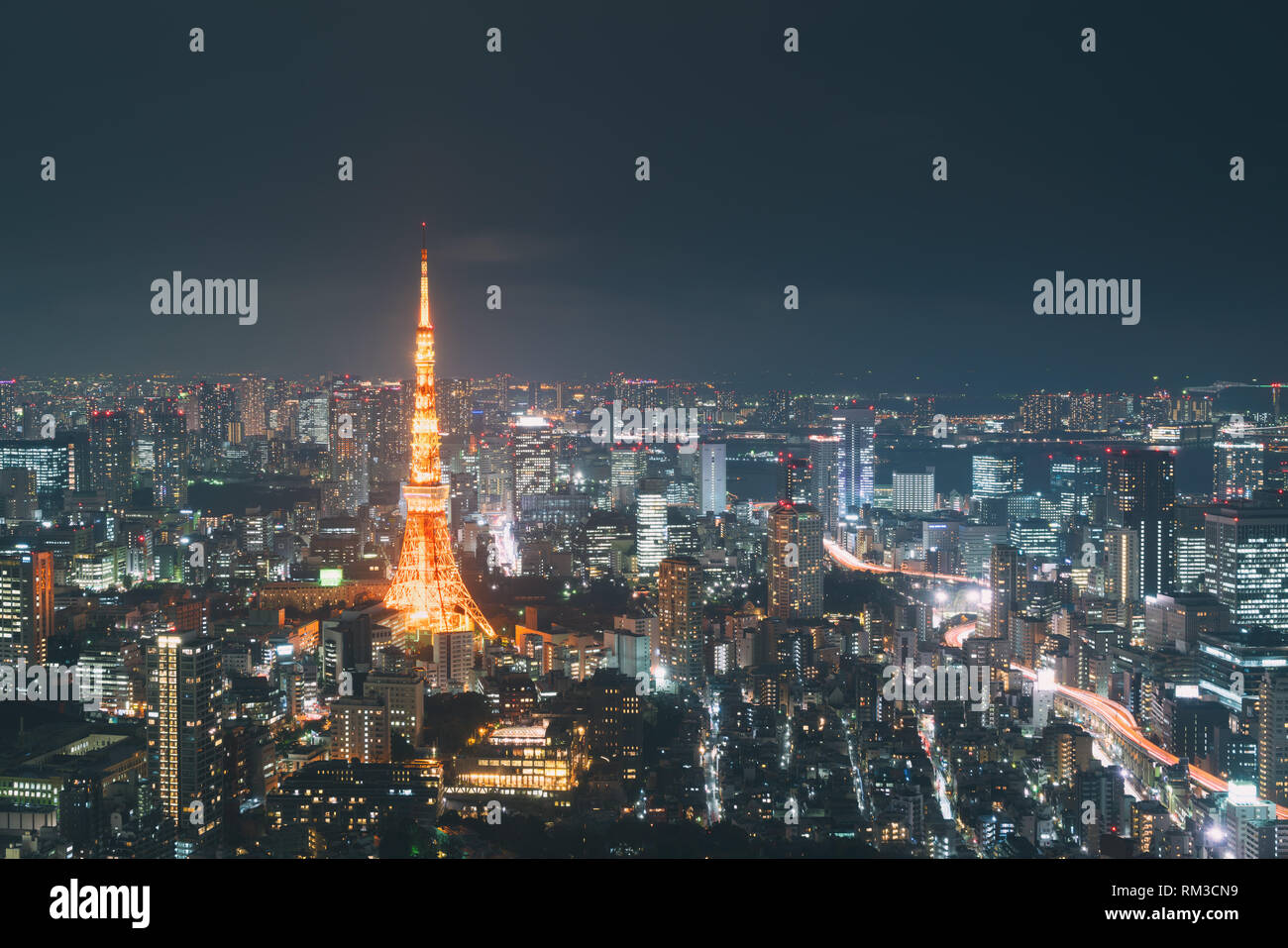 Giappone città al crepuscolo. Paesaggio di Tokyo edificio aziendale intorno a Tokyo Tower. Alto edificio moderno in un quartiere commerciale area in Giappone. Foto Stock