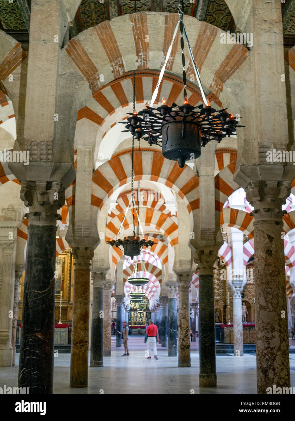 In terracotta e bianco in stile islamico archi nella Cattedrale Mezquita di Cordova in Spagna. Costruito come una moschea in 785, poi convertita in una cattedrale, il Mezqu Foto Stock